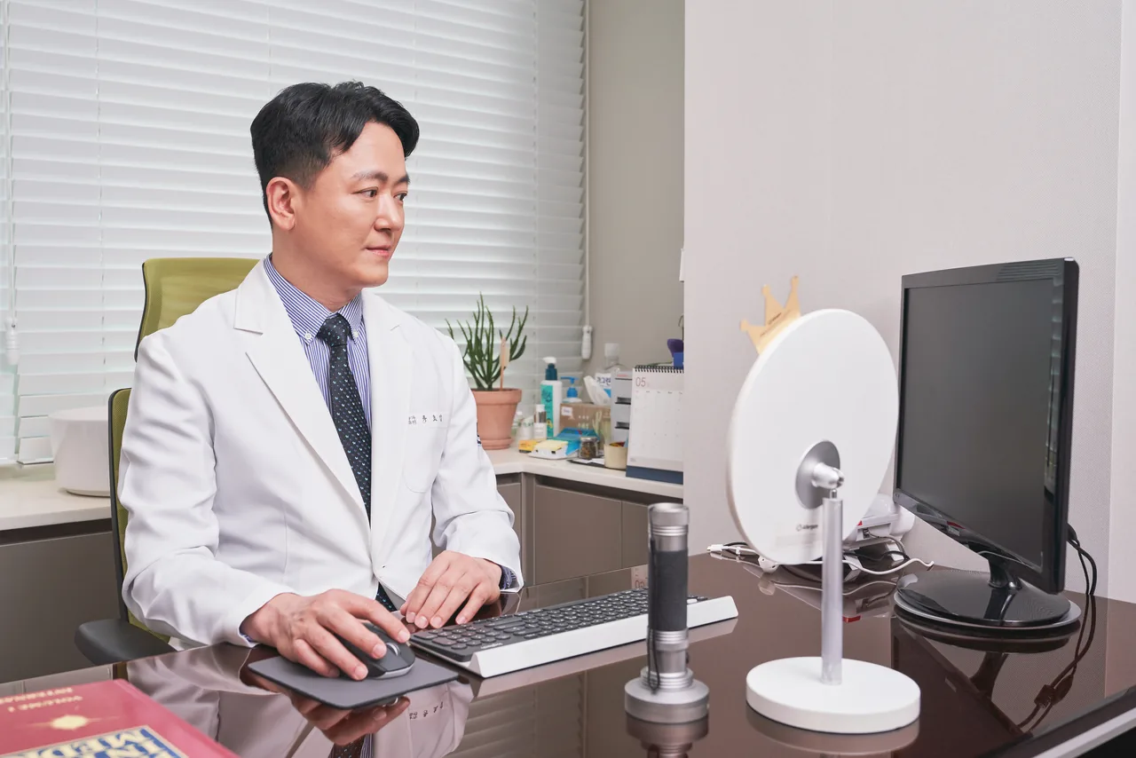 Dr. Ryu consulting a patient about scalp treatment at Wells Clinic, Apgujeong, Seoul